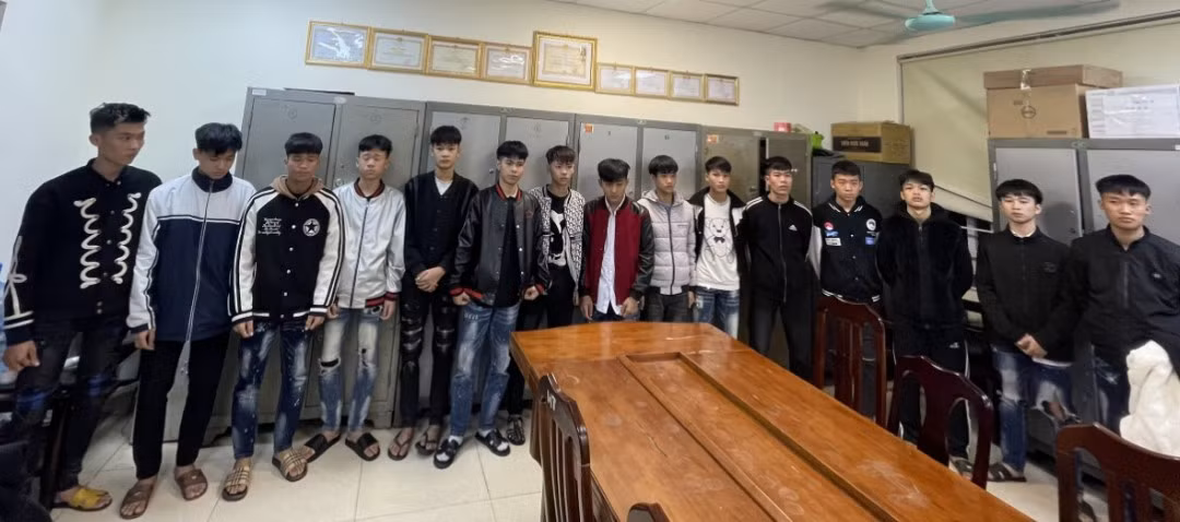 Khởi tố nhóm thanh thiếu niên sử dụng hung khí “hỗn chiến” -0