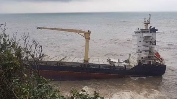 Tìm kiếm 2 thuyền viên mất tích trong tàu hàng bị chìm