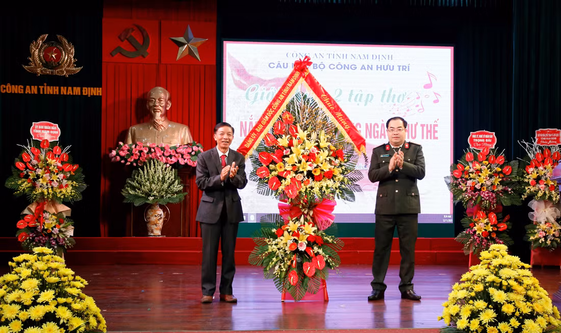 Nhiều tác phẩm thơ được phổ nhạc -1