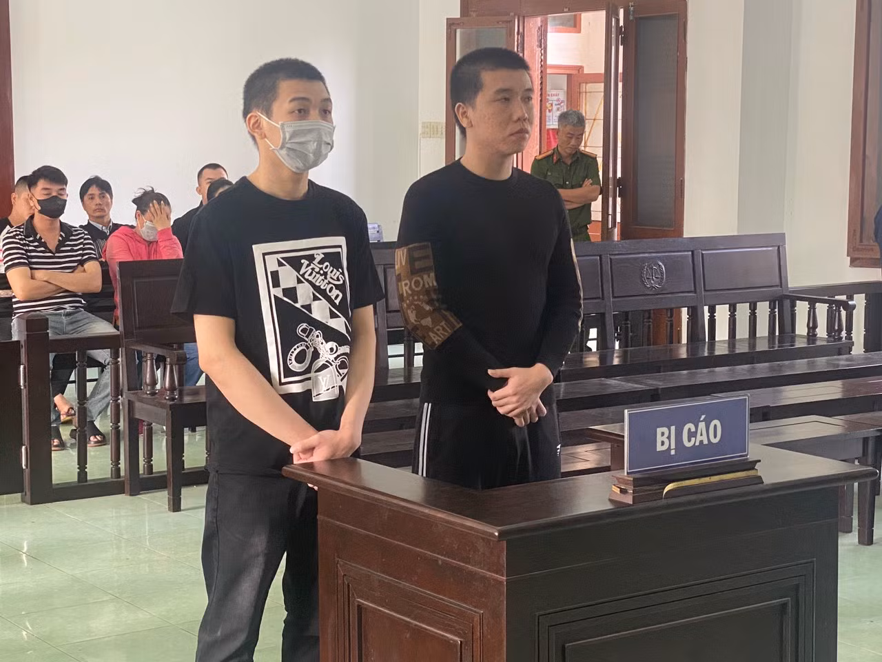 Kẻ bán ma túy và shipper lãnh án 24 năm tù -0