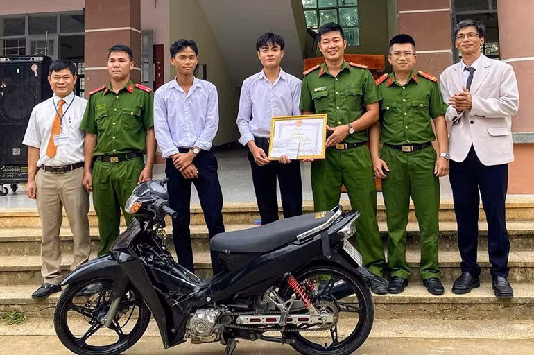 Khen thưởng nam sinh lớp 11 phát hiện và truy bắt kẻ trộm xe máy -0