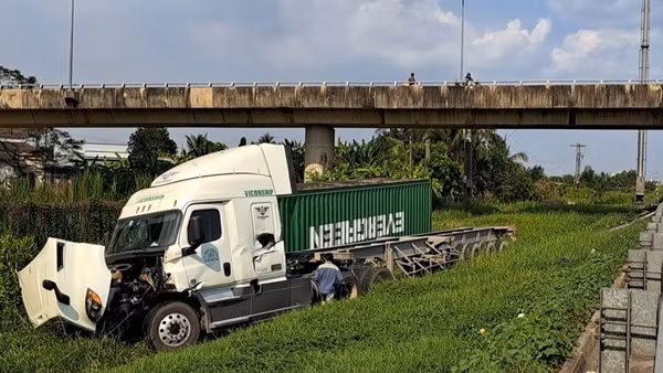 Xe đầu kéo tông sập taluy, lao khỏi đường cao tốc