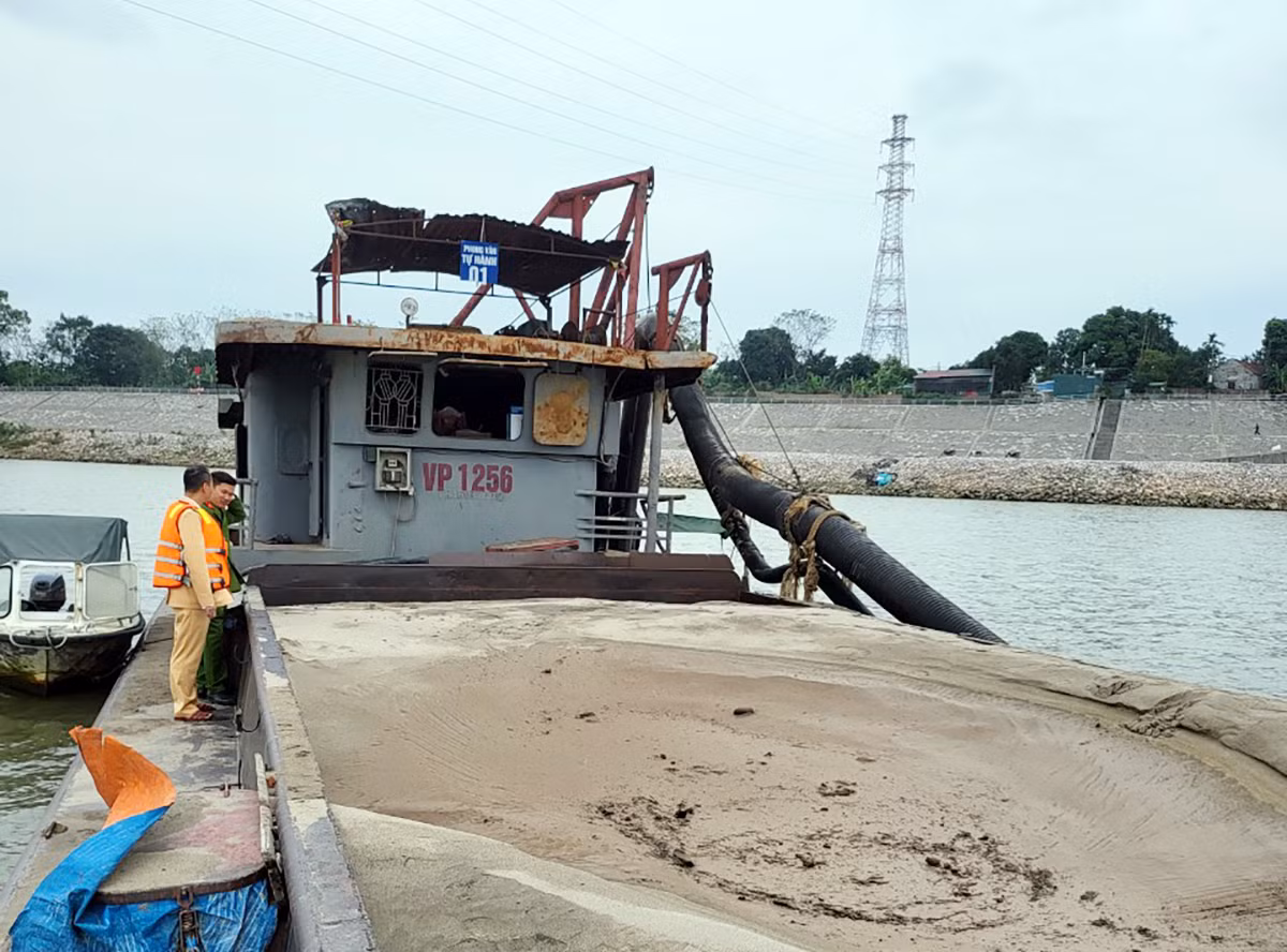 Tóm gọn 3 cát tặc 'rút ruột' sông Hồng lúc rạng sáng -0