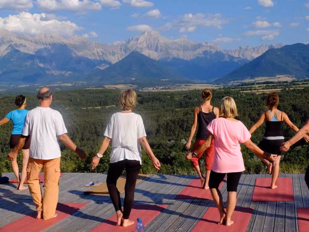 Bậc thầy yoga trở thành lãnh đạo giáo phái tai tiếng -0
