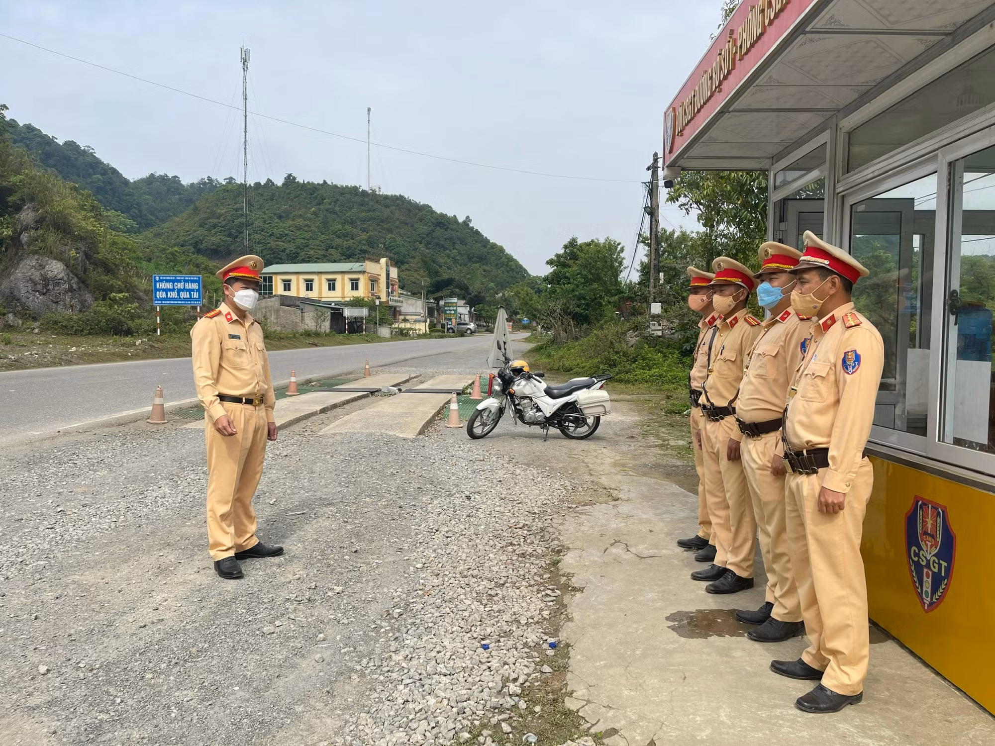 Thiếu tá Phùng Công Minh (ngoài cùng bên trái) cùng đồng đội triển khai phương án kiểm soát phương tiện trên tuyến quốc lộ 6 (đoạn qua huyện Vân Hồ).