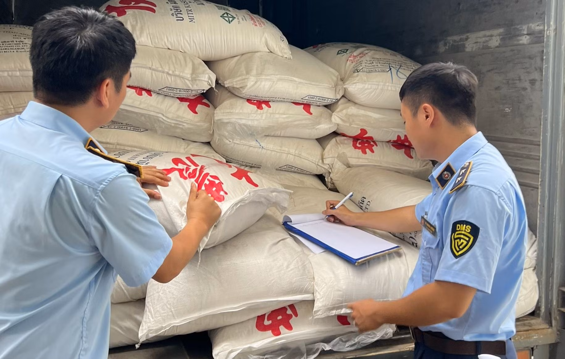 Phát hiện thu giữ hơn 7 tấn đường không có giấy tờ hợp pháp -0