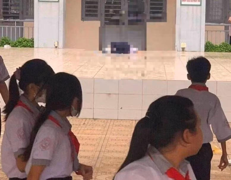 Rơi từ tầng 4 xuống sân trường, một học sinh lớp 8 tử vong -0