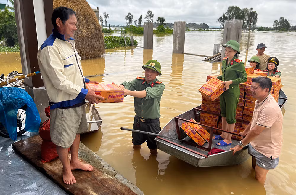Trắng đêm giúp dân chạy lũ -0