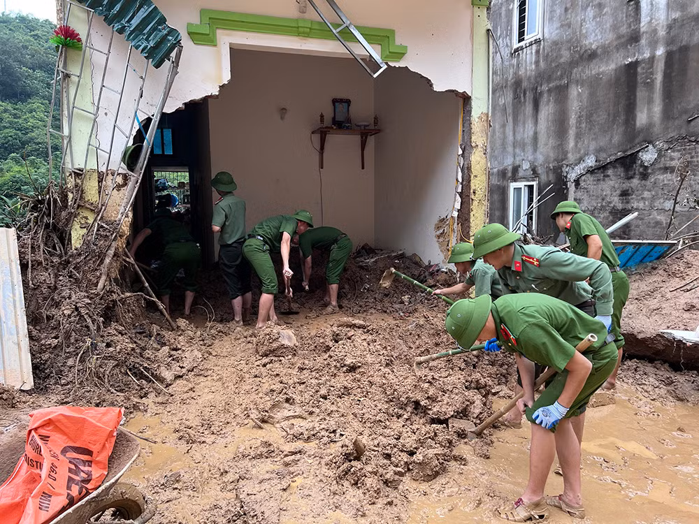 Công an tỉnh Nghệ An tiếp tục tăng cường 50 CBCS giúp huyện Kỳ Sơn -1
