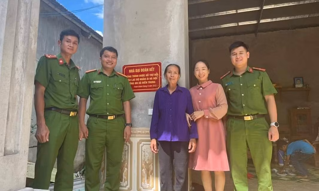 Công an xã cùng nhà hảo tâm giúp gia đình nghèo xây nhà mới -0