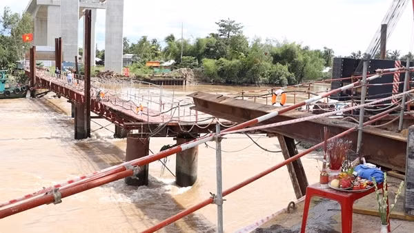Nỗ lực tìm kiếm 1 công nhân mất tích do sập sàn công trình cầu Mỹ Thuận 2