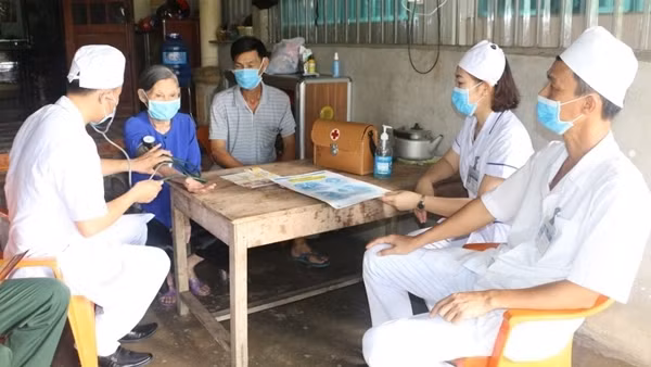 Củng cố lực lượng y tế cơ sở để ngăn dịch bệnh bùng phát