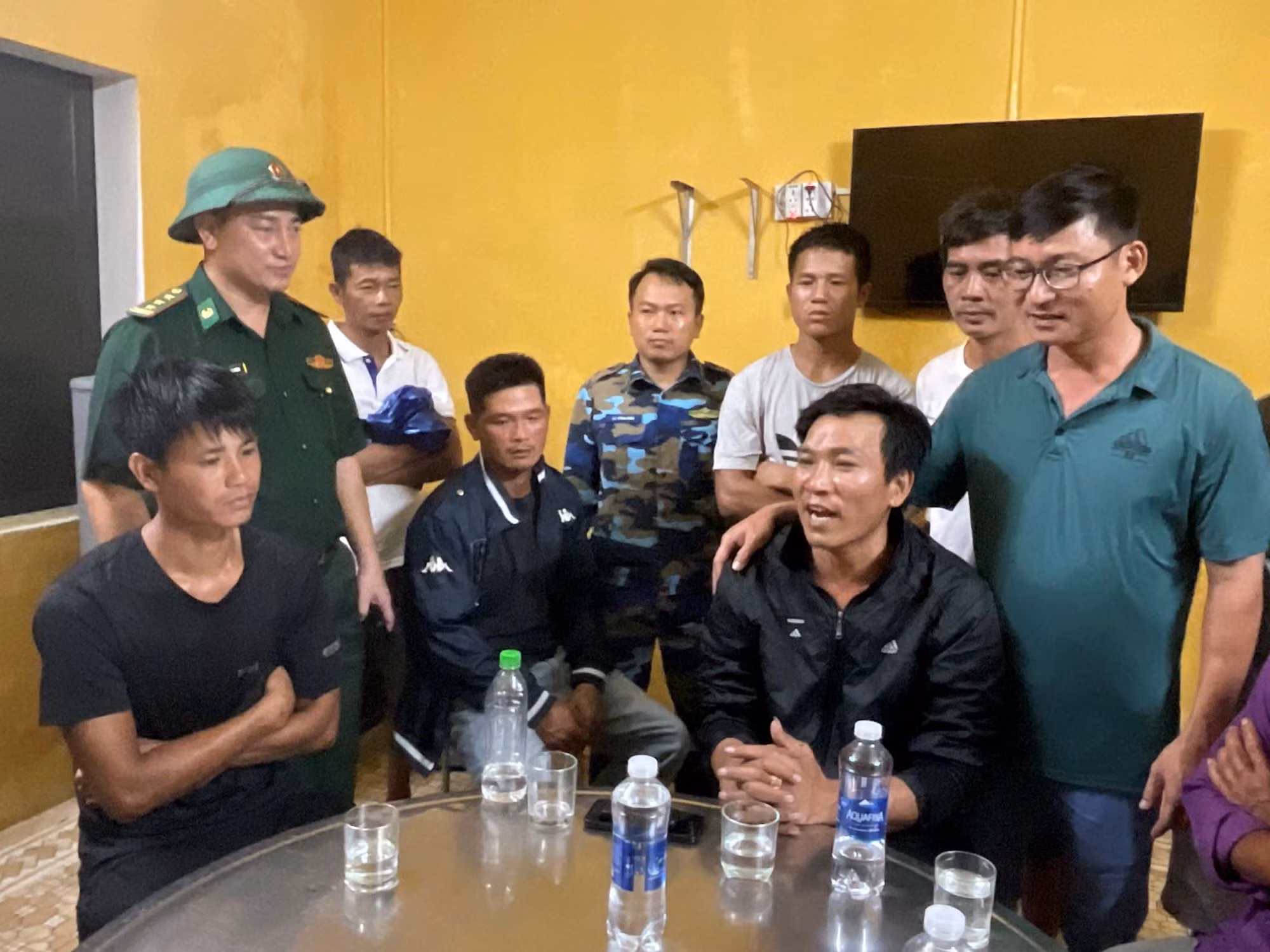 Tàu cá hỏng máy chìm giữa biển, 9 ngư dân được cứu sống -0