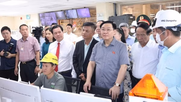 Chủ tịch Quốc hội trao quyết định thành lập thị xã Chơn Thành
