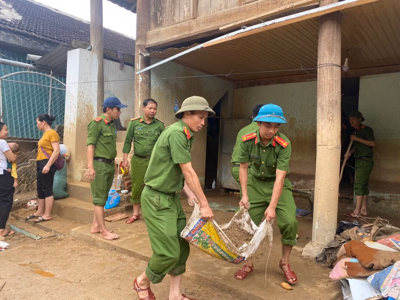 Trụ sở bị đổ sập, CBCS vẫn tích cực giúp dân khắc phục hậu quả thiên tai -1