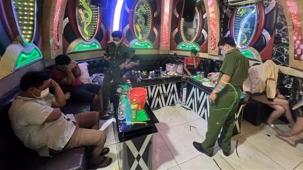 Hàng chục nam nữ sử dụng ma túy trong quán karaoke