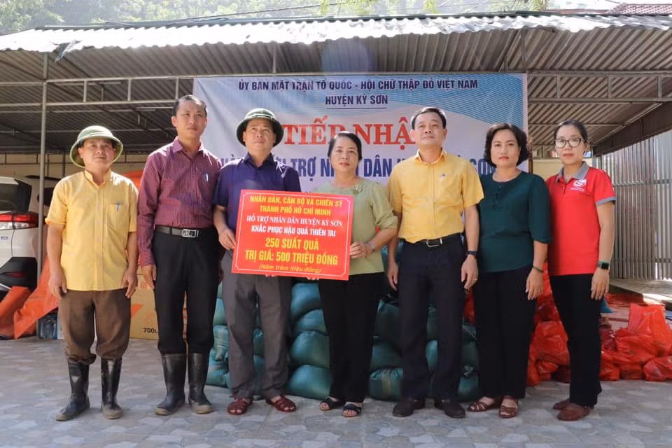 TP Hồ Chí Minh hỗ trợ tỉnh Nghệ An 2 tỷ đồng cùng 7 tấn gạo và 140 thùng -0