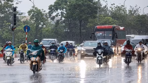 Hà Nội hửng nắng, mưa giông kéo dài khắp miền Trung đến Nam Bộ