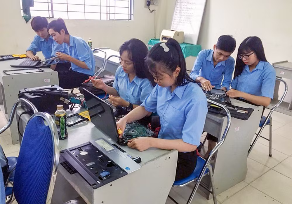 trung-tâm-gdnn-gdtx-các-địa-phương-đã-liên-kết-dạy-văn-hóa-kết-hợp-dạy-nghề-chính-là-giải-pháp-thay-thế-lao-động-giá-rẻ-nguồn-ảnh-báo-hậu-giang.jpg -0
