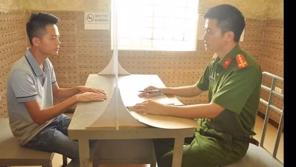 Tạm giữ lái xe ô tô chống người thi hành công vụ
