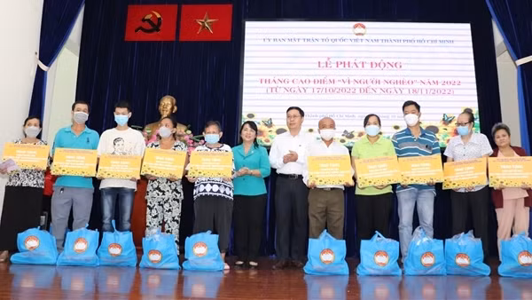 Nhiều người dân được hỗ trợ tại Lễ phát động Tháng cao điểm “Vì người nghèo”