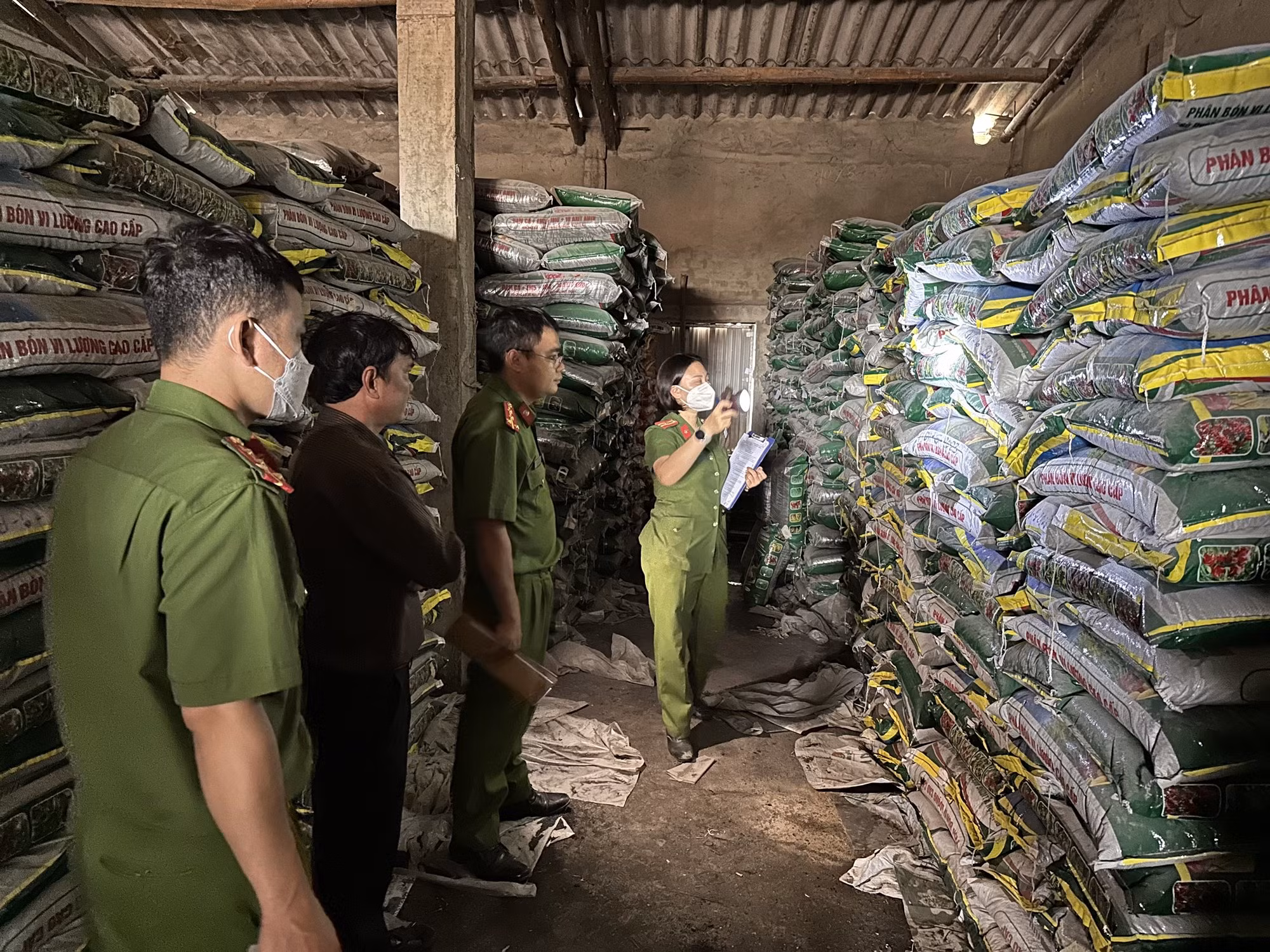 Triệt phá đường dây sản xuất, bán phân bón giả -0