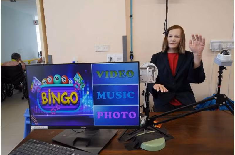 Robot phục vụ người cao tuổi -0