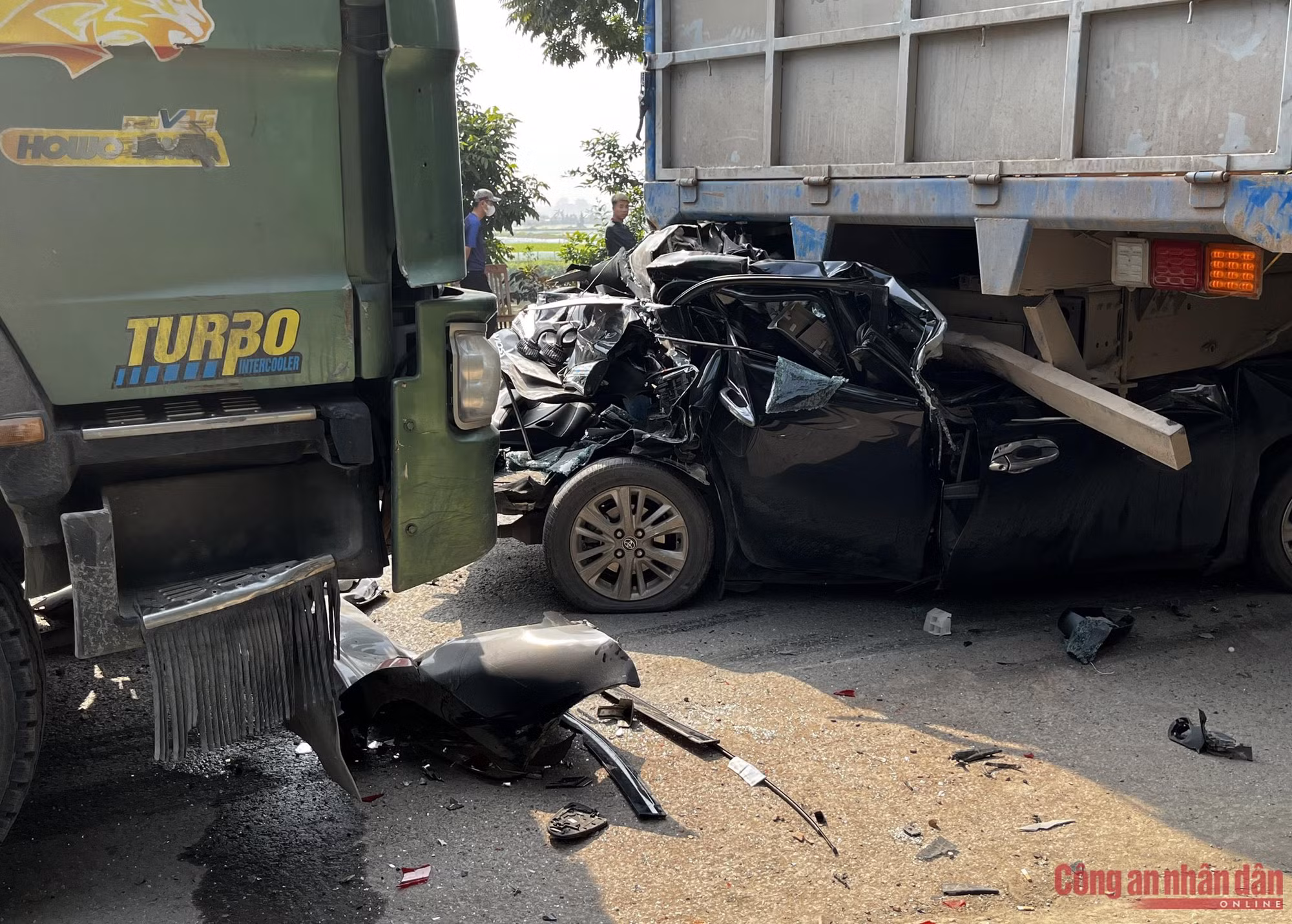 Xế hộp bị "dồn toa" lọt vào gầm xe tải, 3 người thương vong ảnh 1 Tai nạn liên hoàn, ô tô lọt gầm xe tải khiến ba người thương vong -0