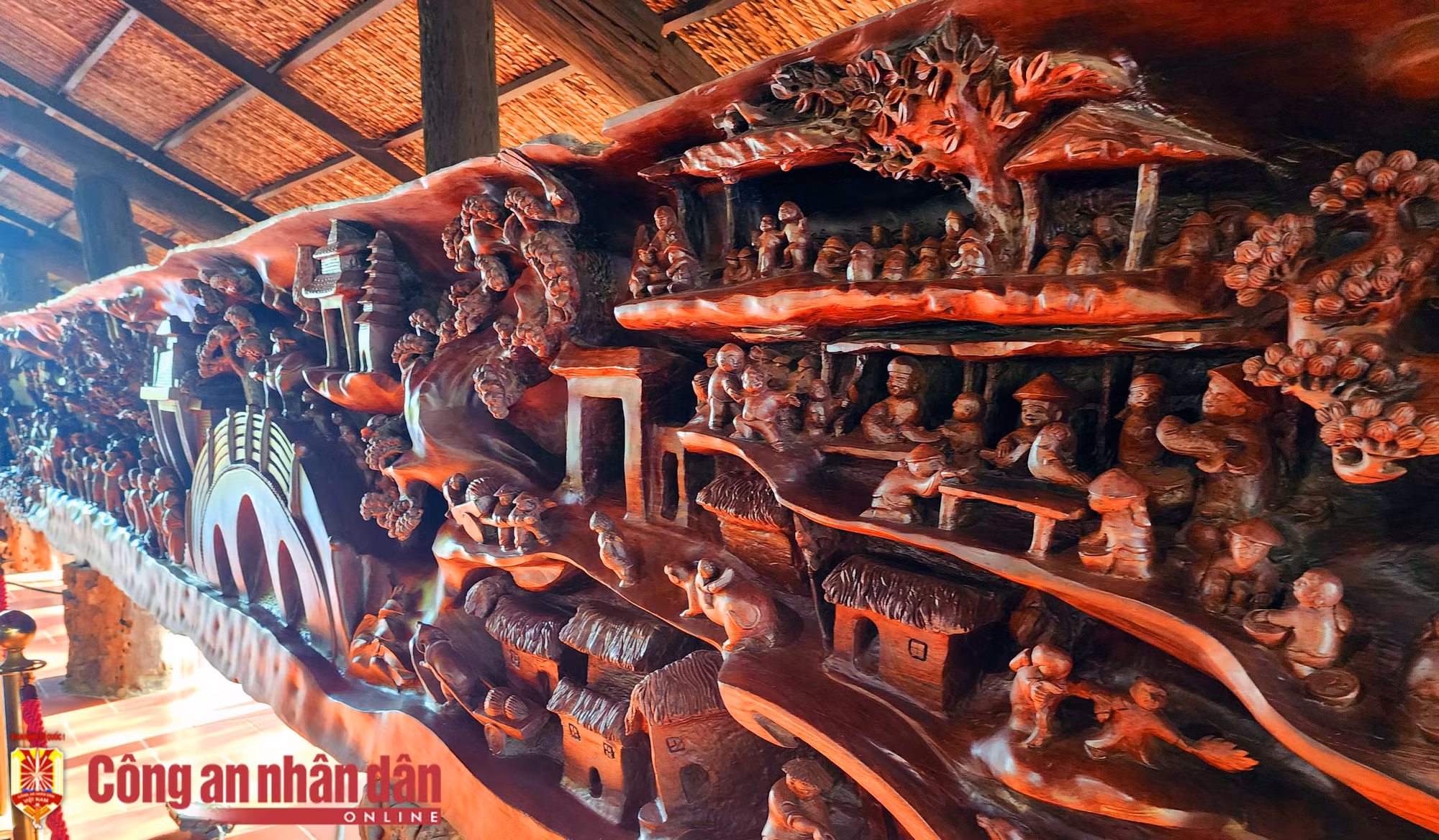 Chiêm ngưỡng kiệt tác “Tranh phong cảnh làng quê Việt Nam” được điêu khắc trên gỗ lũa trăm tuổi -2