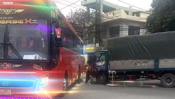 Xe chở học sinh đi trải nghiệm gặp tai nạn, 4 em phải nhập viện