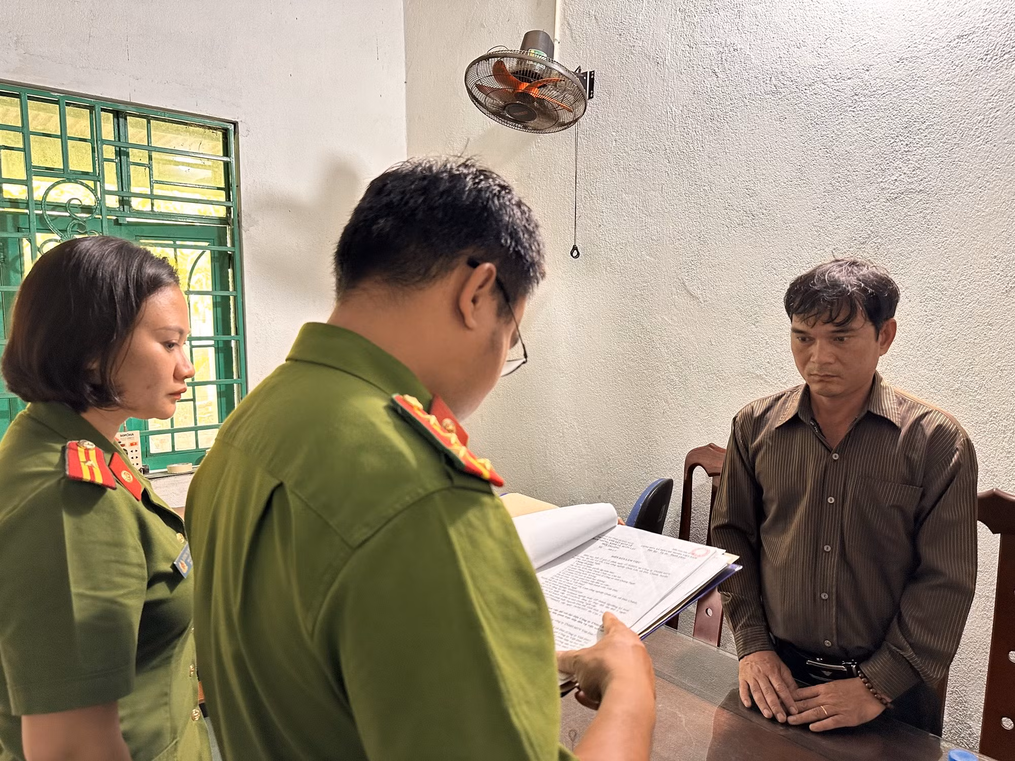 Triệt phá đường dây sản xuất, bán phân bón giả -0