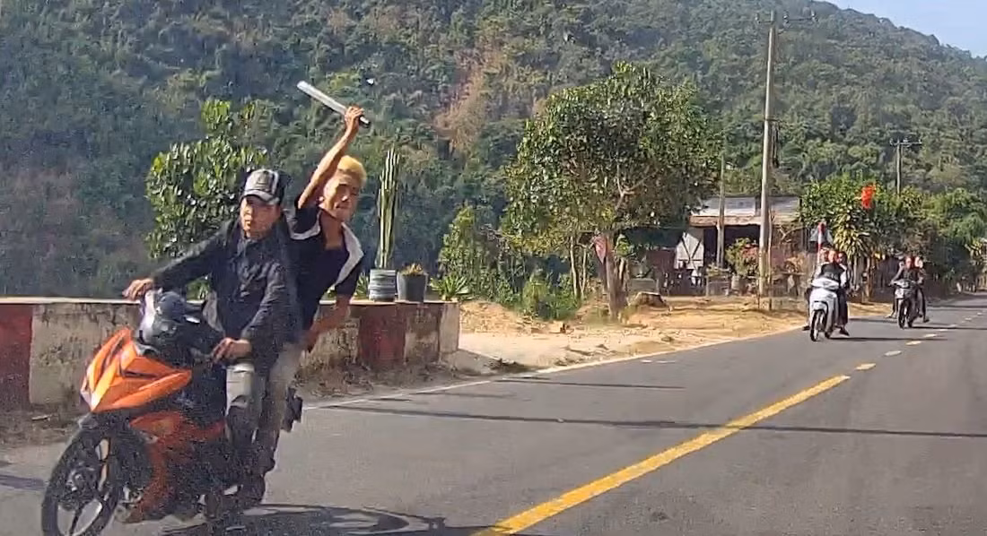 Hoảng hồn vì bị một thanh niên vung mã tấu chém vào ôtô khi đang đi trên đèo Đa Mi -0