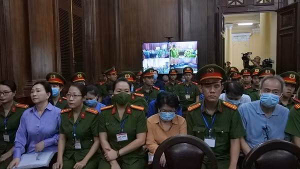 Làm công ăn lương nhưng vẫn giúp bà Trương Mỹ Lan rút hàng trăm ngàn tỷ đồng