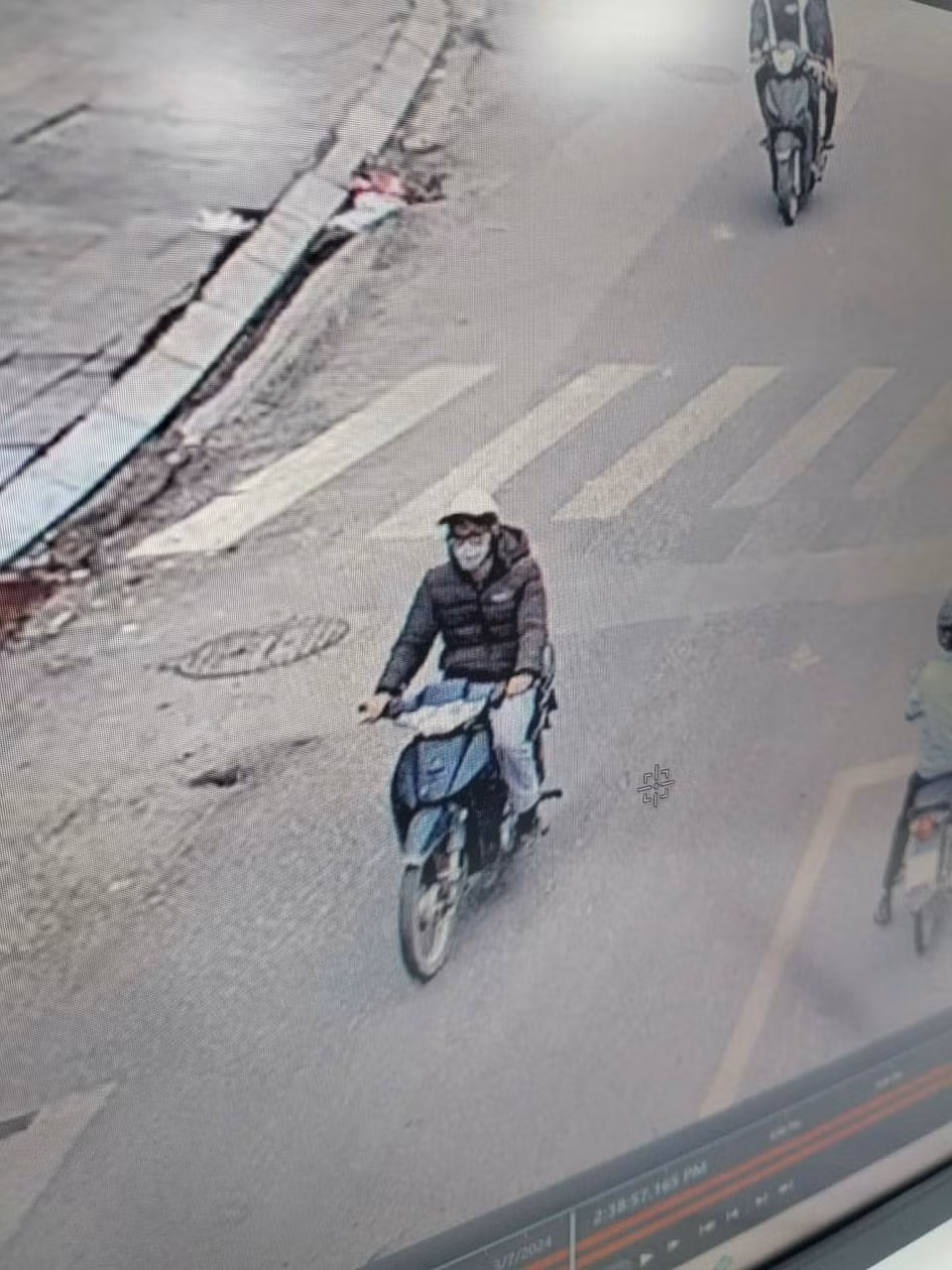 Truy tìm 3 đối tượng cướp 1 tỷ đồng của người phụ nữ từ ngân hàng về -0