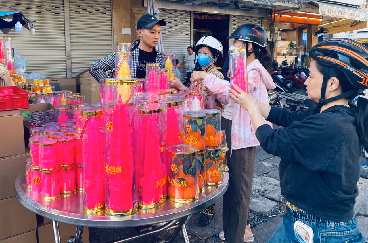 Người dân dậy sớm mua mía vàng về cúng “vía” Ngọc Hoàng -2