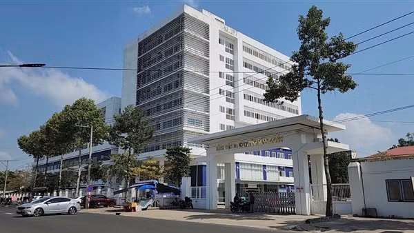 Một bệnh nhân rơi từ lầu 2 của bệnh viện ở Bình Phước tử vong