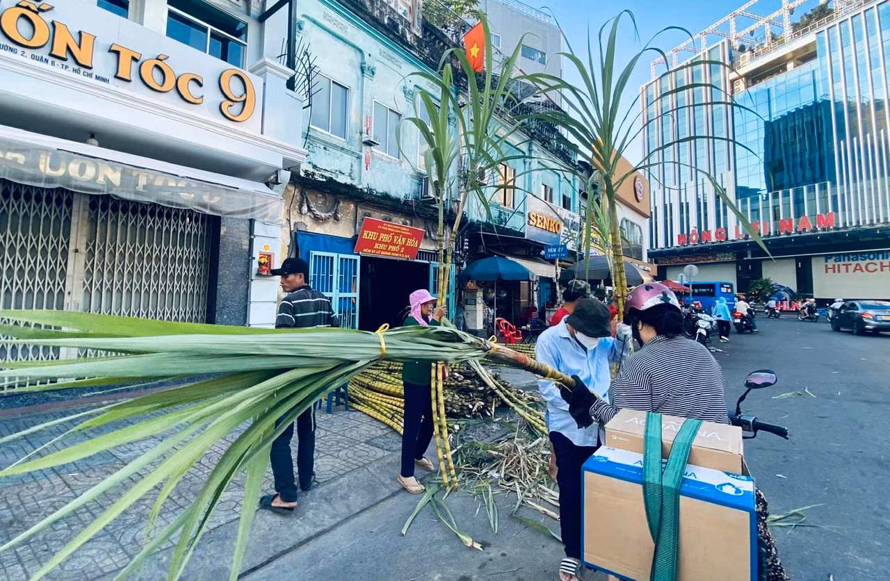 Người dân dậy sớm mua mía vàng về cúng “vía” Ngọc Hoàng -0