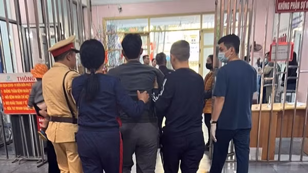 Người đàn ông vỡ tĩnh mạch được CSGT dùng xe đặc chủng đưa đi cấp cứu