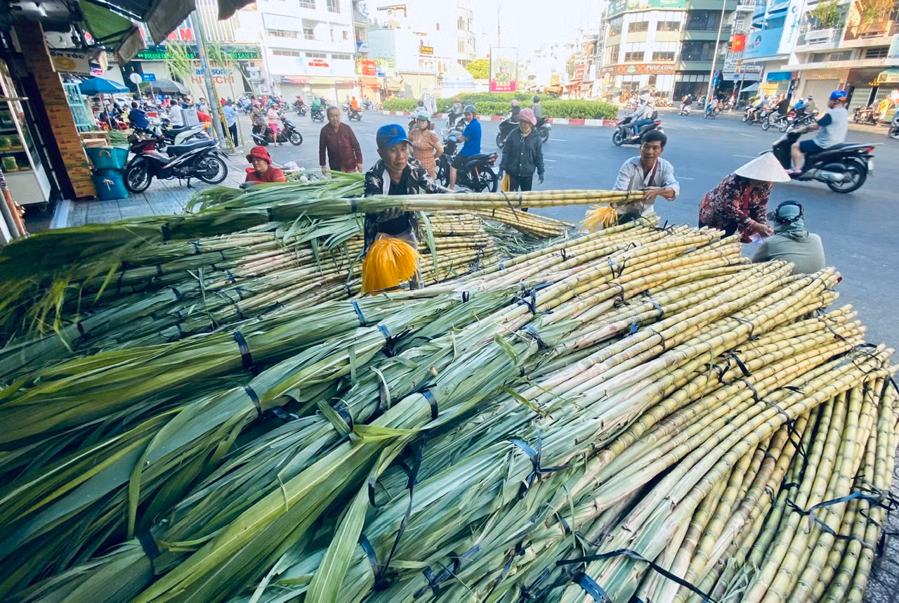 Người dân dậy sớm mua mía vàng về cúng “vía” Ngọc Hoàng -0