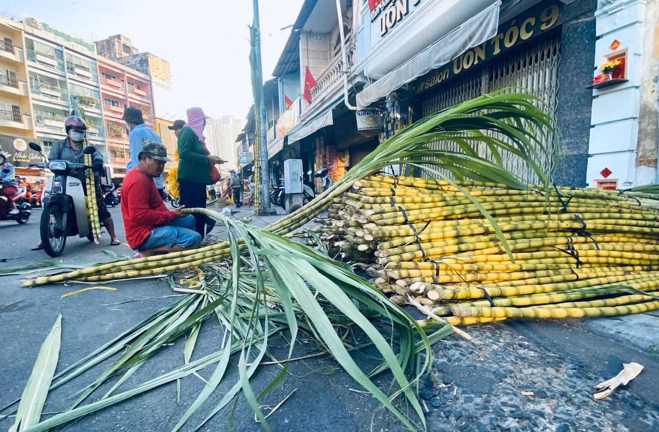 Người dân dậy sớm mua mía vàng về cúng “vía” Ngọc Hoàng -0