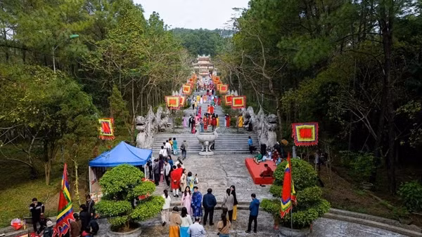 Đông đảo du khách và người dân đến khai hội Đền Huyền Trân
