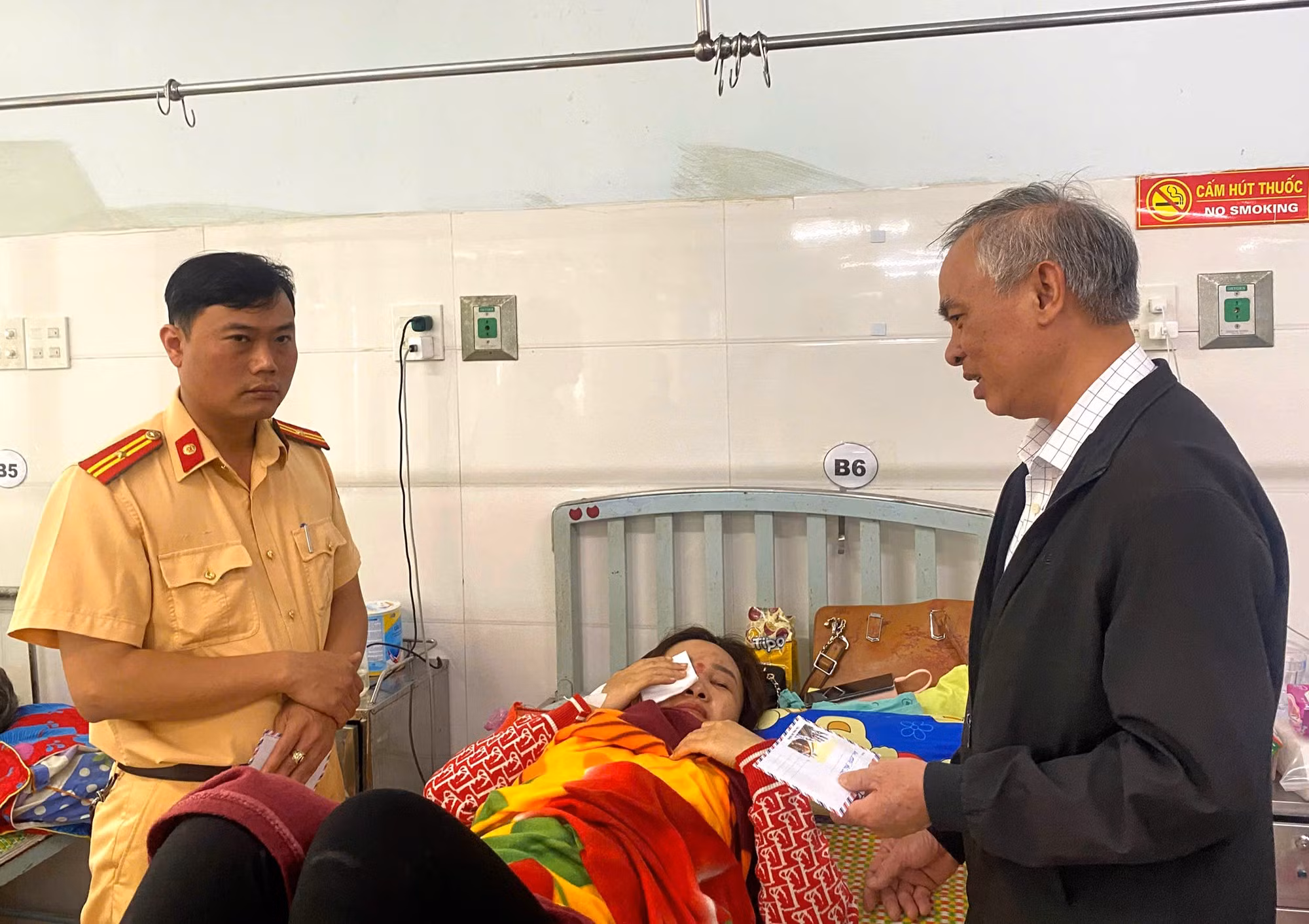 Khẩn trương cứu chữa cho bệnh nhân bị thương trong vụ tai nạn ở Phú Yên -0