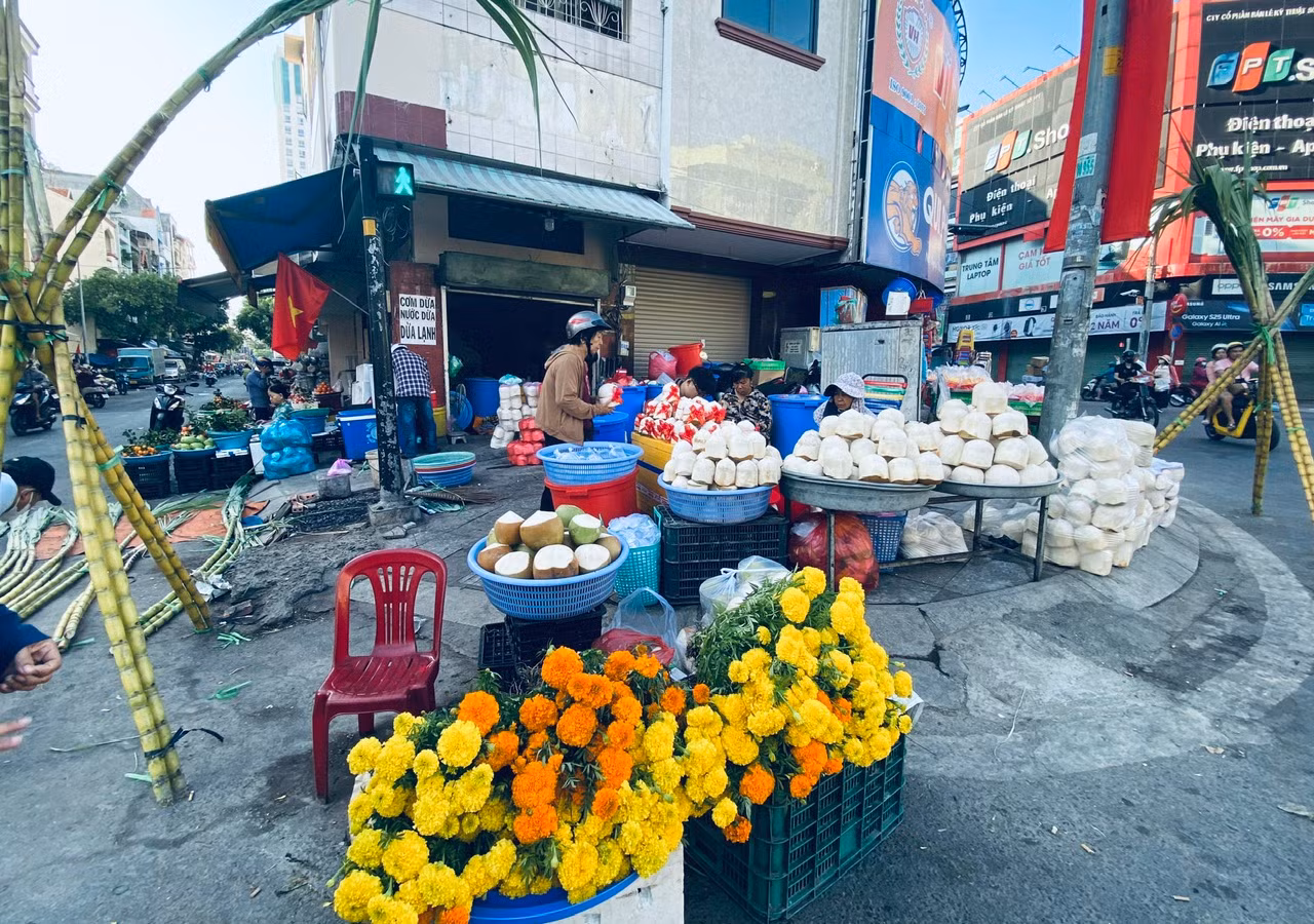 Người dân dậy sớm mua mía vàng về cúng “vía” Ngọc Hoàng -1