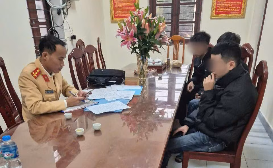 Xử phạt 13 triệu đồng đối với “siêu sao” lái xe máy -0