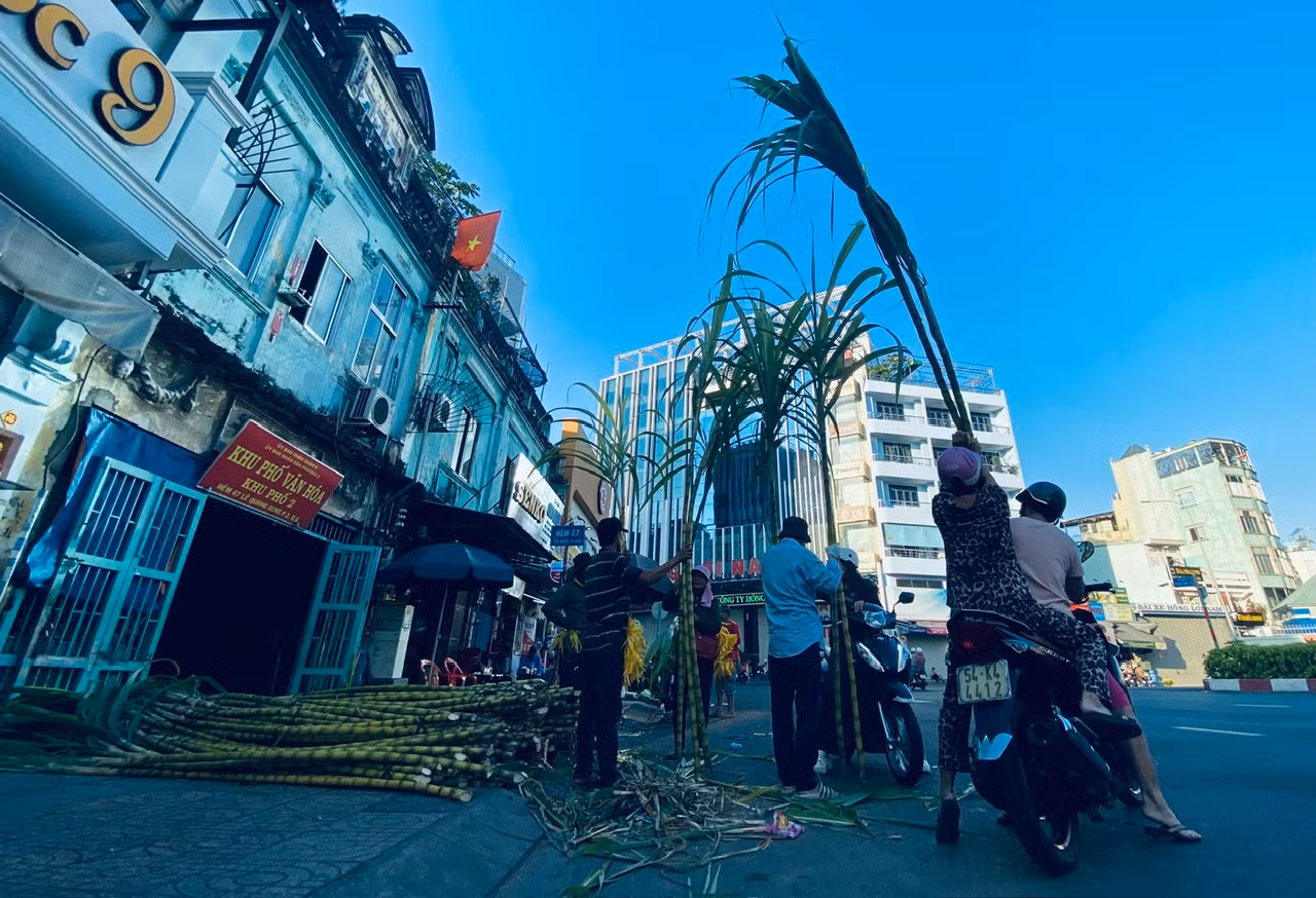 Người dân dậy sớm mua mía vàng về cúng “vía” Ngọc Hoàng -1