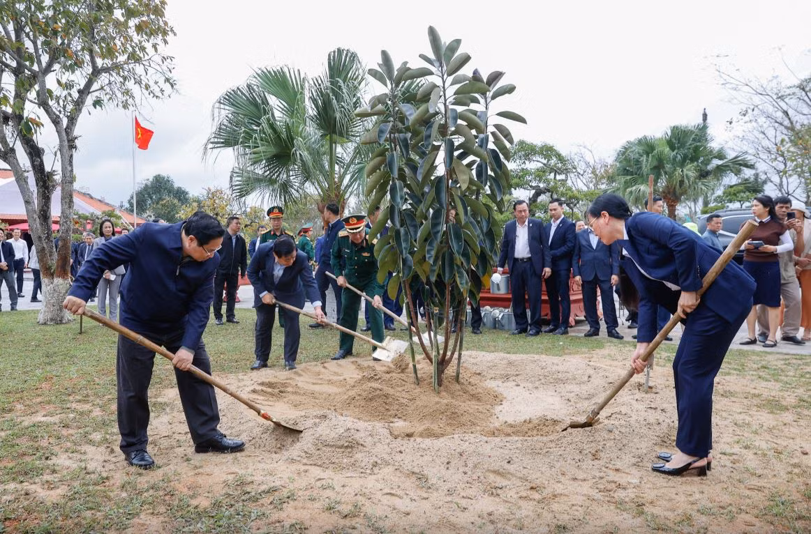 Thủ tướng Phạm Minh Chính dâng hương tại khu lưu niệm đồng chí Phạm Văn Đồng -1