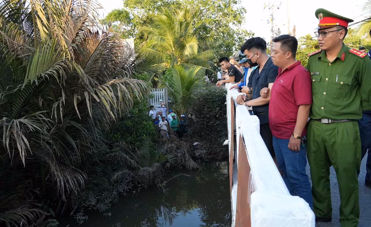 3. lực lượng chức năng phối hợp thu hồi tang vật vụ án. ảnh trọng tín .jpeg -0