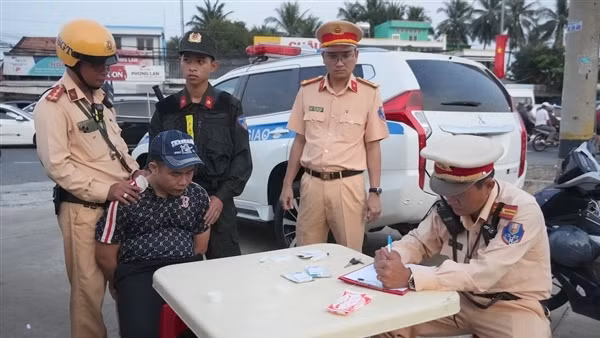 Cảnh sát giao thông bắt quả tang đối tượng tàng trữ ma túy
