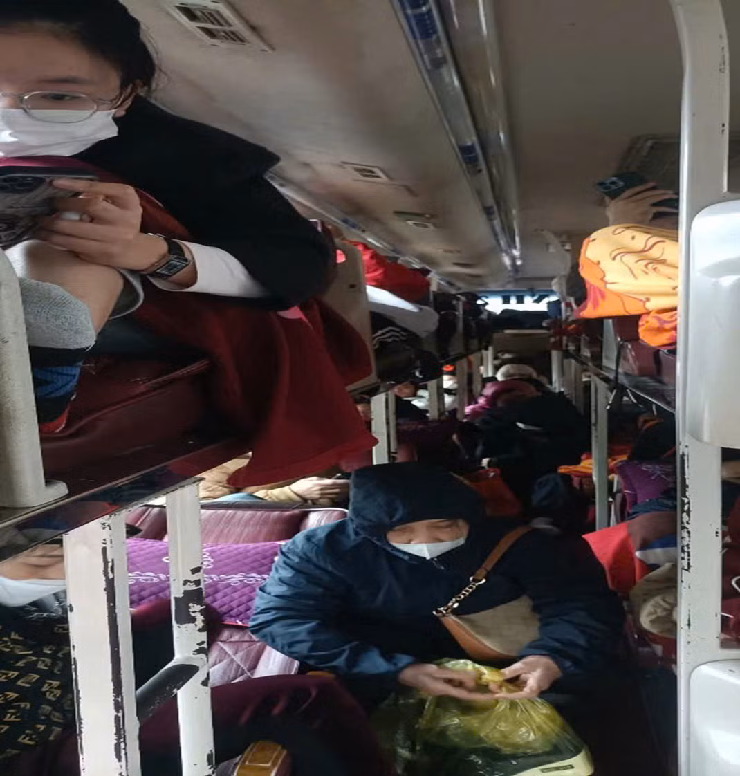 Chở khách quá 16 người, chủ xe và tài xế bị phạt 40 triệu đồng -0