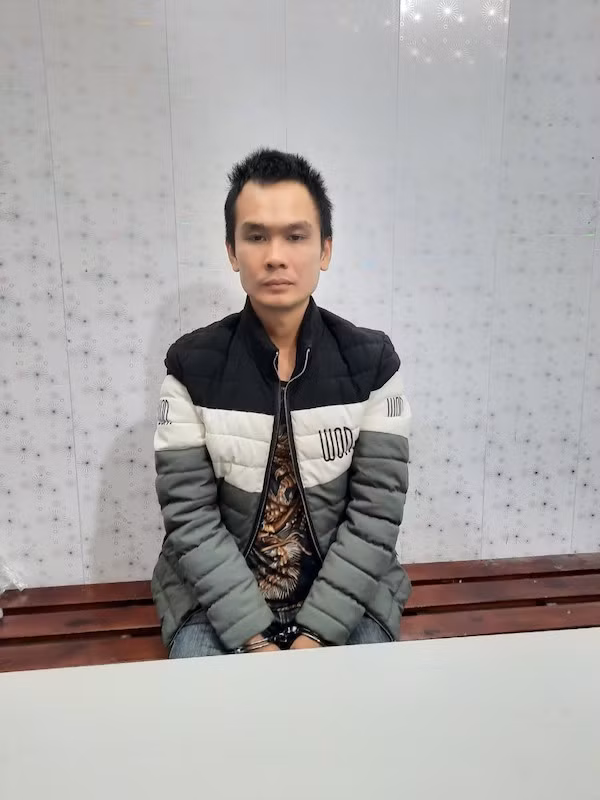 Dùng dao đâm liên tiếp 2 người rồi tiếp tục vào bệnh viện truy sát -0
